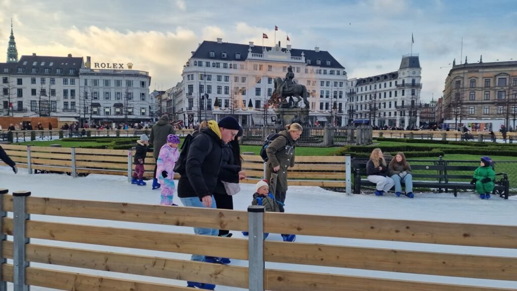 A jégpálya a Kongens Nytorvon a Hotel d'Angleterre karácsonyi fényeivel a háttérben